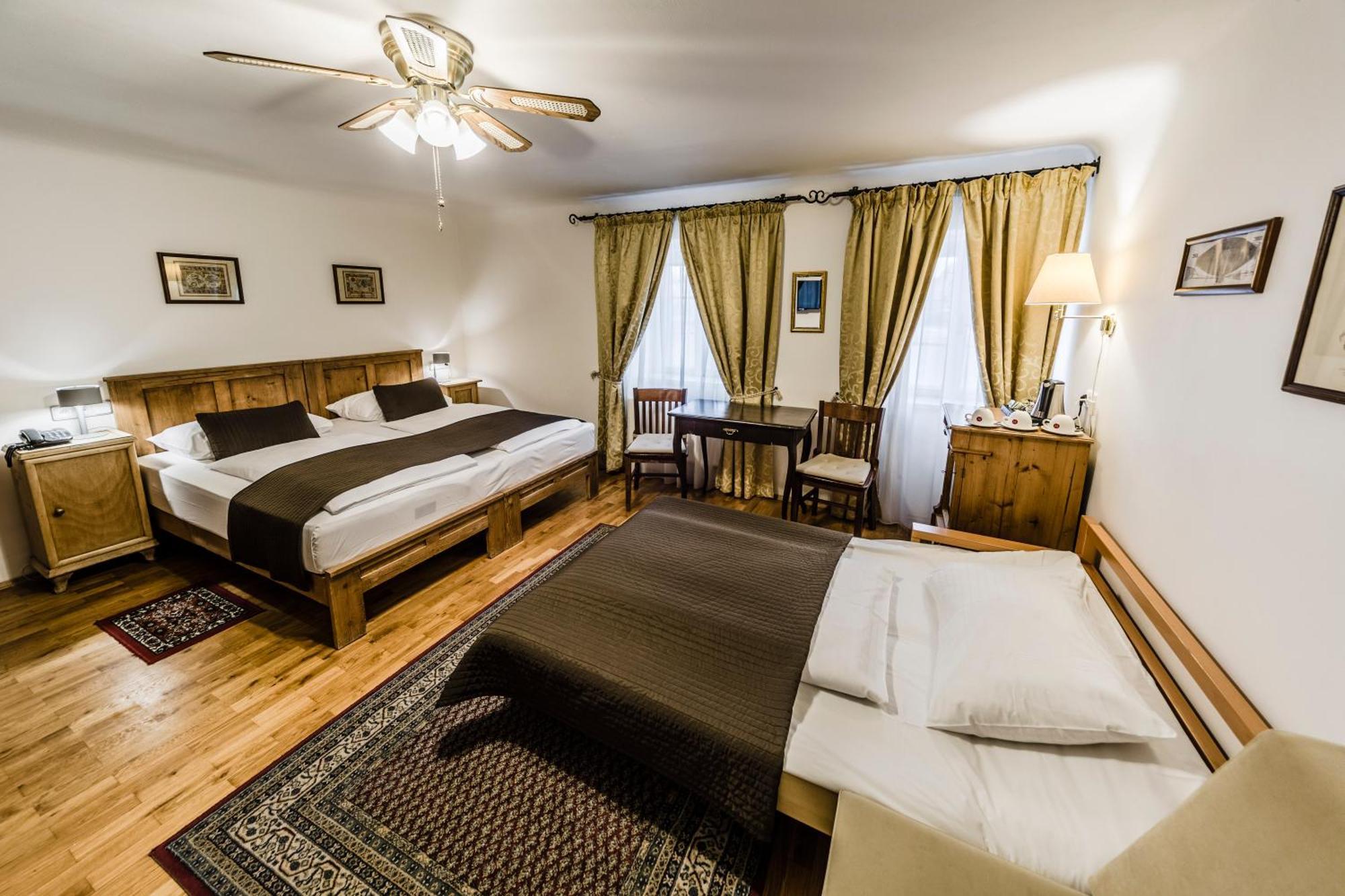 Dreibettzimmer mit Flussblick